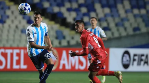 Futbol, Ñublense vs Racing. Copa Libertadores 2023. El jugador de Ñublense Andrés Vilches, derecha, juega el balón contra Racing durante el partido por el grupo A de la Copa Libertadores realizado en el estadio Ester Roa. Concepcion, Chile. 05/04/2023 Marco Vazquez/Photosport Football, Ñublense vs Racing. Copa Libertadores Championship 2023. Ñublense's player Andrés Vilches, right, play the ball against Racing during the match for group A Copa Conmebol Libertadores at the Ester Roa Stadium. Concepcion, Chile. 01/04/2023 Marco Vazquez/Photosport