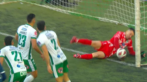 Provincial Osorno reclamó que este cabezazo de Gustavo Castro terminó con la pelota completamente dentro del arco de Puerto Montt.