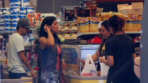 ¿Están abiertos los supermercados este lunes feriado 26 de junio?