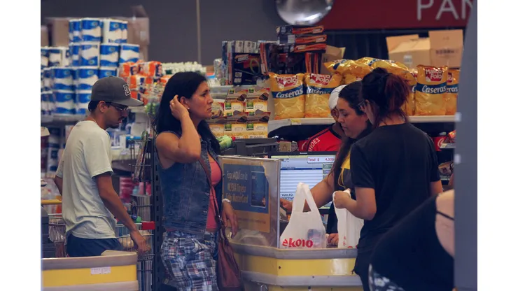 ¿Están abiertos los supermercados este lunes feriado 26 de junio?