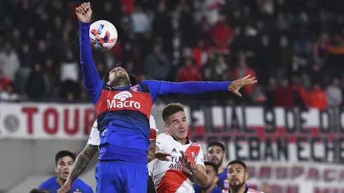 Pablo Magnin (el que salta por el balón) dejó un gran registro goleador en Tigre de Argentina: fue confirmado como refuerzo de Huachipato.