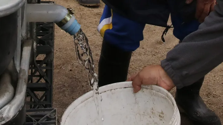 Abastecimiento de agua en la región Metropolitana luego de que las autoridades confirmaran corte del suministro debido a las intensas lluvias.