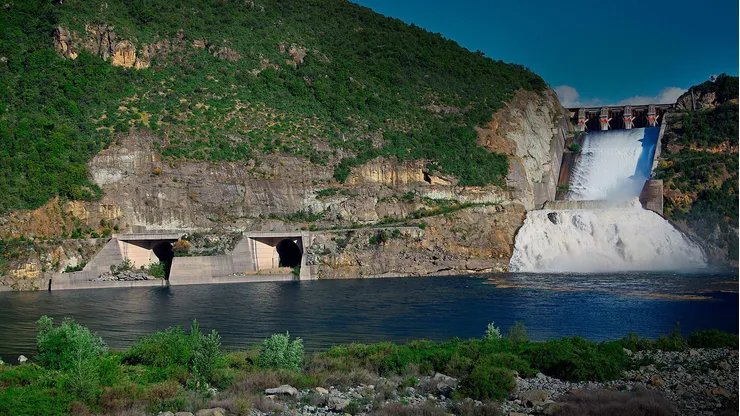 Embalses Colbún y Rapel realizan "descargas controladas"