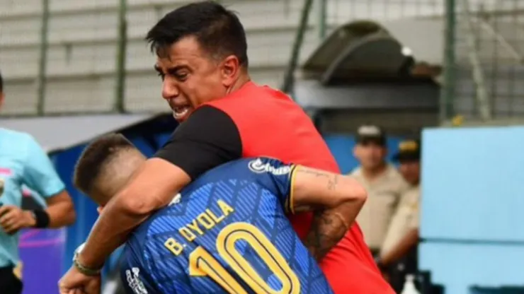 César Farías fue cesado y duramente sancionado tras agredir a Braian Oyola y otro jugador del Delfín de Ecuador.