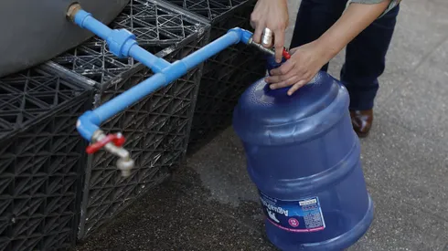 ¿Cuánta agua hay que juntar en Santiago por el posible corte?