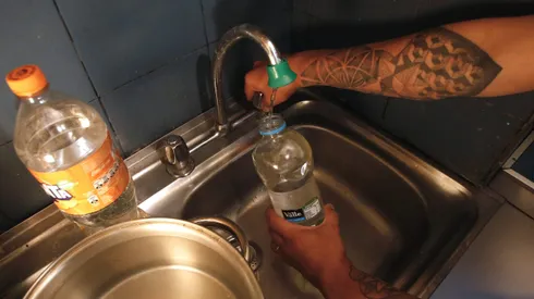 Las autoridades han llamado a juntar agua en Santiago.