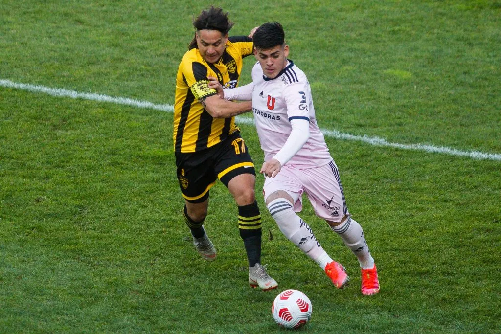 Brandon Cortés lucha un balón con Arturo Sanhueza. Fernández Vial eliminó a la U en la Copa Chile 2021. (Pablo Hidalgo/Photosport
