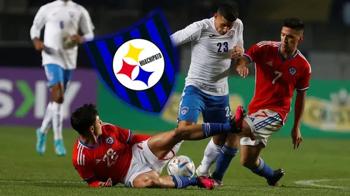 Javier Altamirano y Marcelino Núñez intentan recuperar una pelota para la Roja ante Cuba.