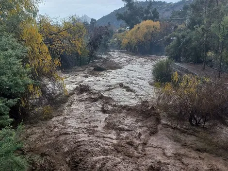 ¿En qué lugares se evacuó a la población por riesgo de aluvión?