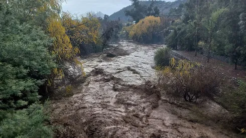 ¿En qué lugares se evacuó a la población por riesgo de aluvión?