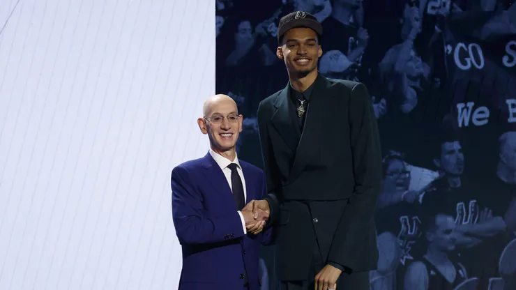 Victor Wenbanyama y el comisionado de la NBA, Adam Silver.