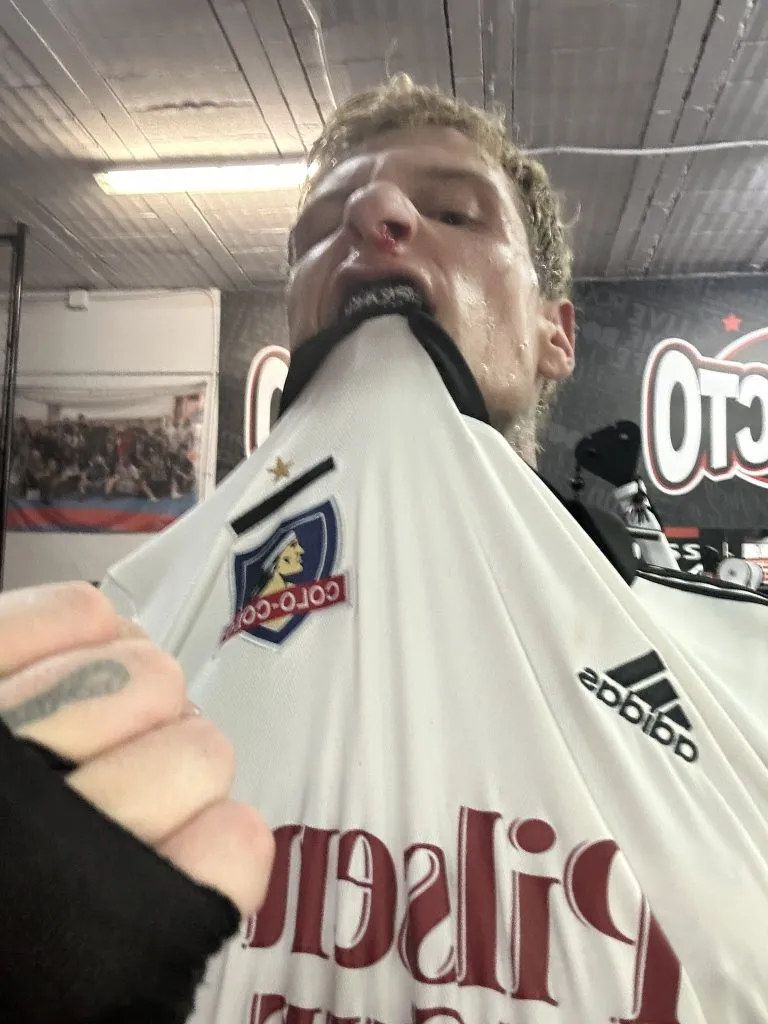 La postal subida por Misho con la camiseta de Colo Colo. Imagen: Twitter
