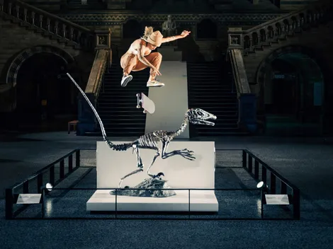 Skater brasileña patinó... ¡Sobre un dinosaurio!