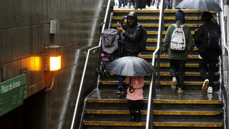 Personas ingresando al Metro de Santiago en medio de la lluvia (2021)