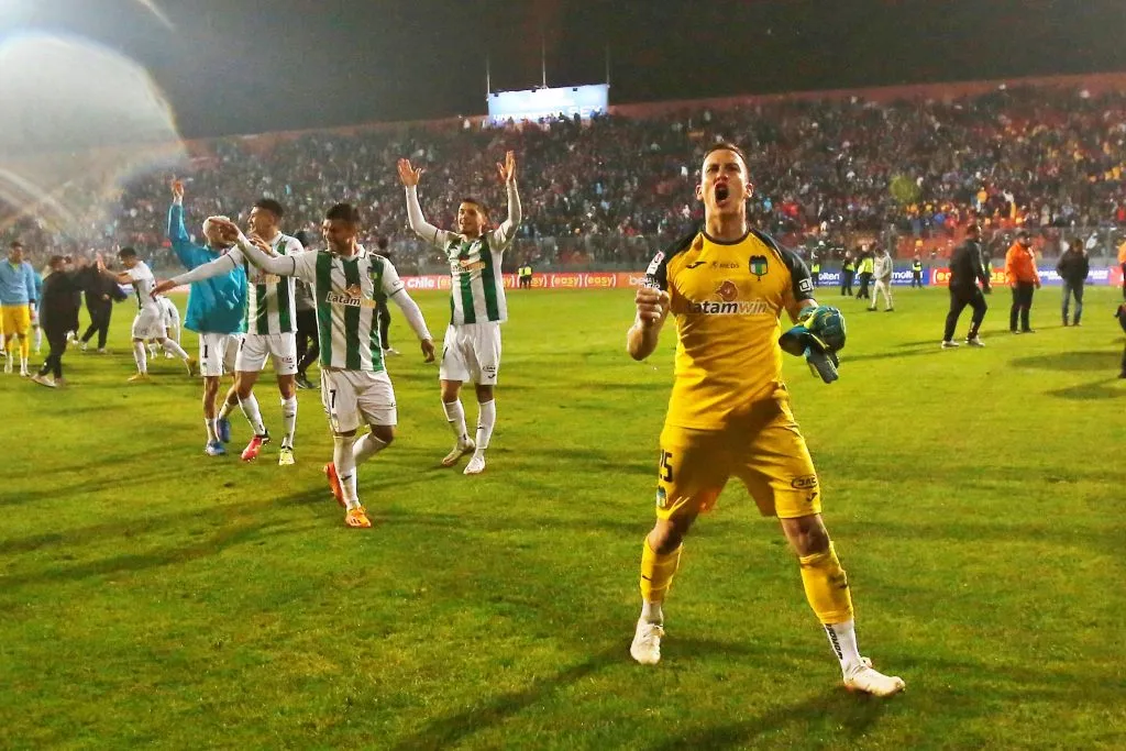 Nacho González, arquero formado en Colo Colo, se hizo fuerte para tapar el cuarto penal de Universidad de Chile. | Foto: Photosport.