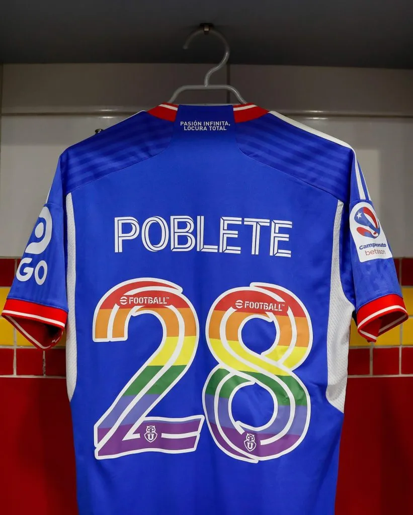 La camiseta de Universidad de Chile con los colores LGTB+. Imagen: Instagram