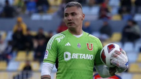 Campos titular en la U recién bajado del avión de la selección chilena.