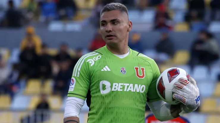 Campos titular en la U recién bajado del avión de la selección chilena.
