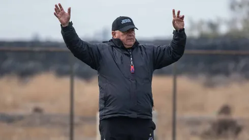 Luis Marcoleta con un clásico del fútbol chileno.