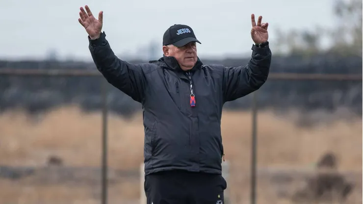 Luis Marcoleta con un clásico del fútbol chileno.