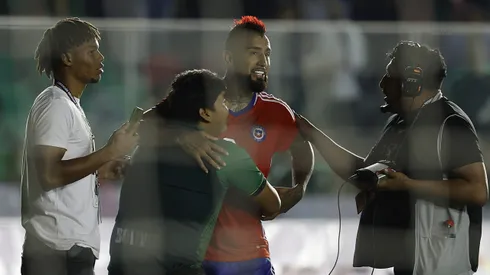 Un hincha salta a la cancha para abrazar al King