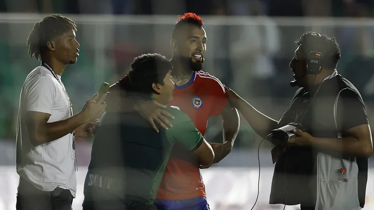 Un hincha salta a la cancha para abrazar al King