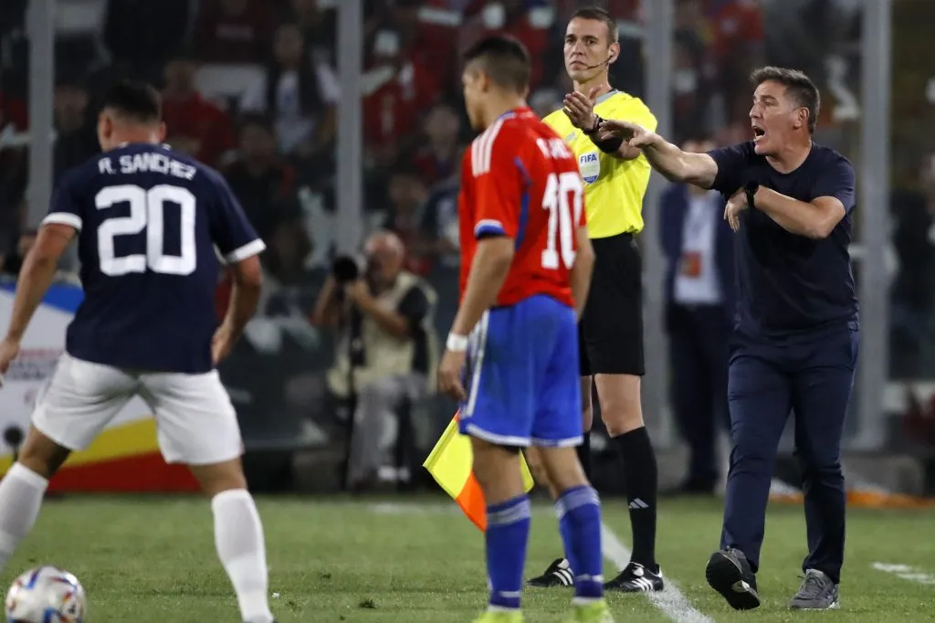 Eduardo Berizzo en el partido que Chile le ganó a Paraguay por 3-2 en el Monumental. (Andrés Piña/Photosport).