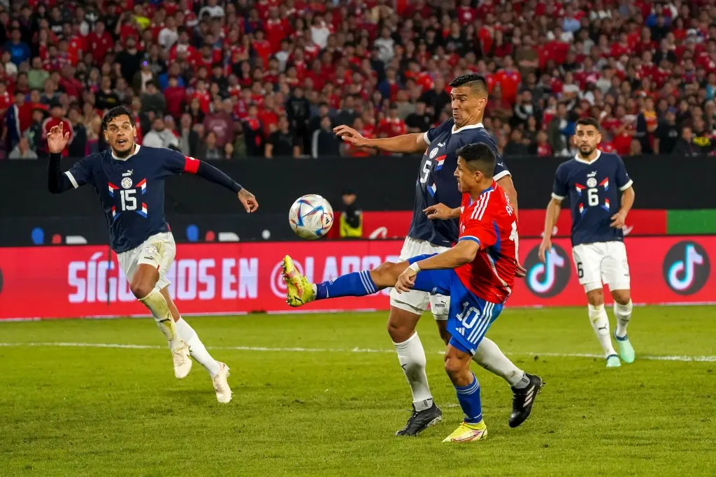Así controló la pelota Alexis Sánchez antes de anotar su primer gol en la remontada de la Roja ante Paraguay en un amistoso a fines de marzo de 2023. (Guille Salazar/RedGol).