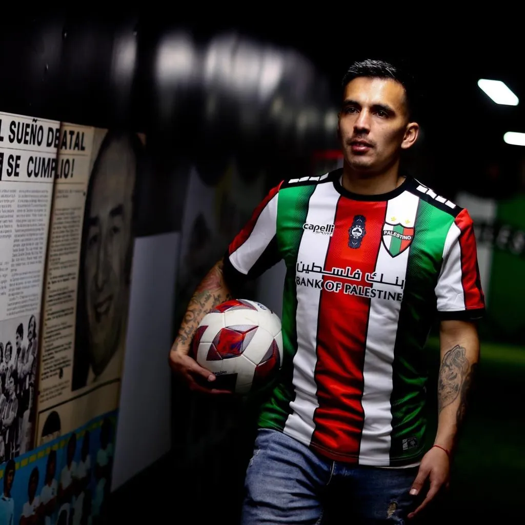 Abrigo ya posó con la camiseta de su nuevo club. Imagen: Palestino.