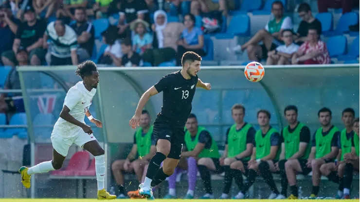 Nueva Zelanda vencía 1-0 a Qatar en un amistoso y decidió abandonar el partido en el entretiempo por un caso de racismo que denunciaron sin sanción arbitral.