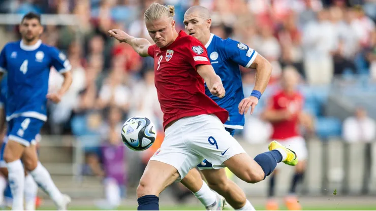 Erling Haaland marcó dos goles en el triunfo de Noruega y sigue imparable tras ganarlo todo con el Manchester City.