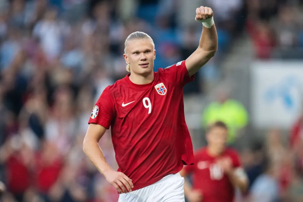 Erling Haaland marcó un doblete y llegó a 24 goles en 25 partidos con Noruega. Quedó a 9 de ser el máximo artillero en la historia y con sólo 22 años. Foto: IMAGO.