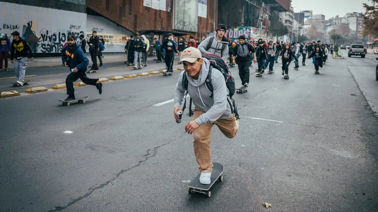 Los skaters chilenos celebran su día este 21 de junio en las calles de Santiago.