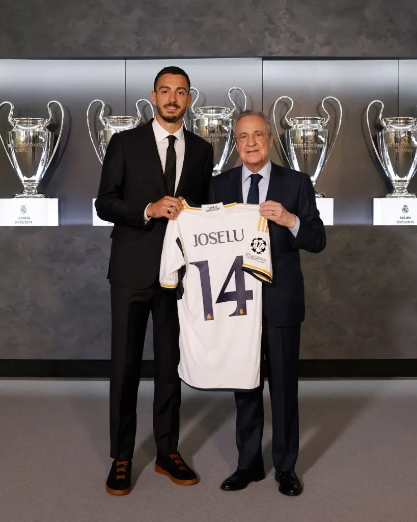 Joselu firmó este martes con el Real Madrid y ya viste los colores del club. Foto: Comunicaciones Real Madrid.