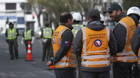 El ministro de Transportes y Telecomunicaciones junto con el seremiTT RM, jefe del Programa Nacional de Fiscalización y la jefa de Zona Tránsito, Carreteras y Seguridad Vial de Carabineros, realizan fiscalización en la primera jornada de restricción vehicular permanente del 2023.