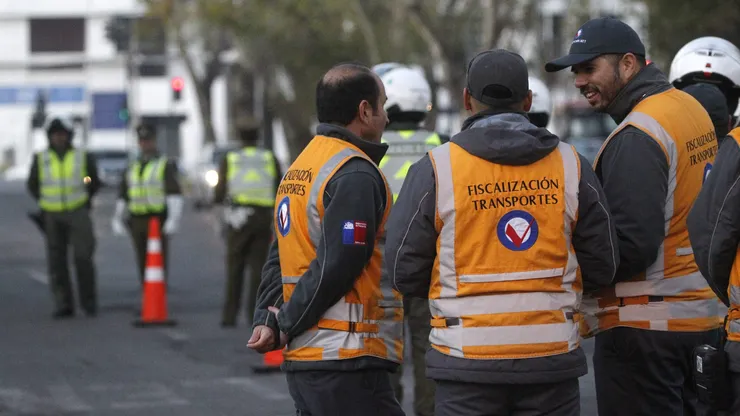 El ministro de Transportes y Telecomunicaciones junto con el seremiTT RM, jefe del Programa Nacional de Fiscalización y la jefa de Zona Tránsito, Carreteras y Seguridad Vial de Carabineros, realizan fiscalización en la primera jornada de restricción vehicular permanente del 2023.