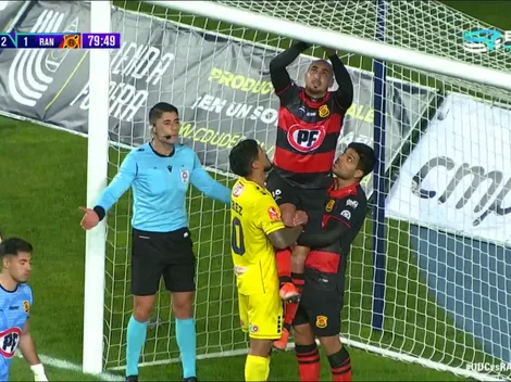 La querida Chilean Championship: jugadores arreglan una malla rota