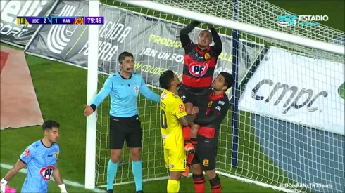 Sergio Felipe fue ayudado por un compañero y un rival para poder arreglar la malla del Estadio de Concepción.