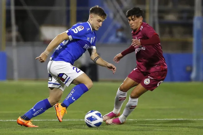 Bruno Barticciotto en acción por la UC ante Deportes La Serena. ¿Qué pasará con él? (Jonnathan Oyarzún/Photosport).