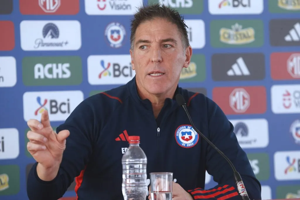 Eduardo Berizzo en la conferencia de prensa que marcó la antesala al duelo amistoso entre Bolivia y la Roja en Santa Cruz de la Sierra.  (Javier Salvo/Photosport).