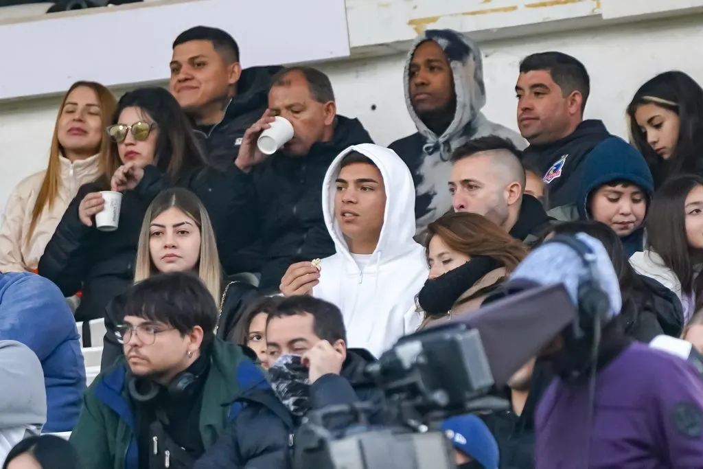 Joan Cruz presenció el amistoso que Colo Colo le ganó a Deportivo Cali en el estadio Monumental. En la foto, con polerón blanco y capucha. (Guille Salazar/RedGol).