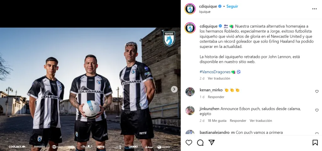Leandro Navarro es el de más a la derecha con la camiseta alternativa de Deportes Iquique que homenajea a los hermanos Robledo.
