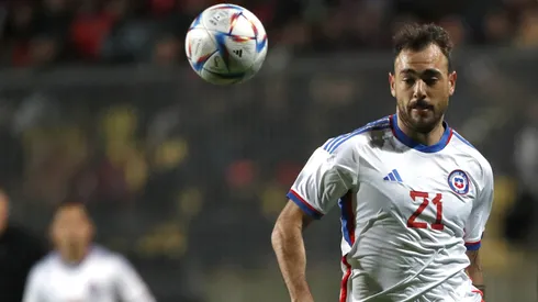 Matías Catalán estuvo muy atento a un partidazo de la Primera B desde la concentración de la Roja.