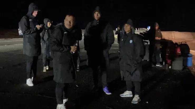 El plantel de Deportes Iquique debió esperar en plena ruta luego del imperfecto en el bus que los trasladaba