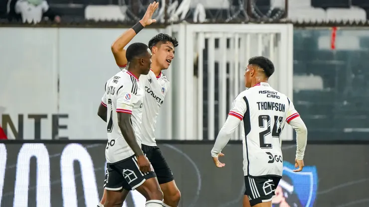 Damián Pizarro marca dos goles por Colo Colo.