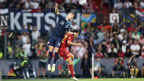 Perisic quedó enredado encima del español Gavi.