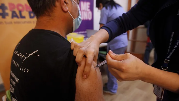 Persona se vacuna contra la influenza en Chile.