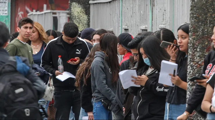 Estudiantes esperando para rendir la PAES