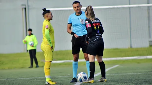 El árbitro Mauricio Burgos fue el único que llegó para arbitrar el partido.