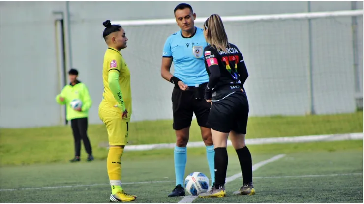 El árbitro Mauricio Burgos fue el único que llegó para arbitrar el partido.